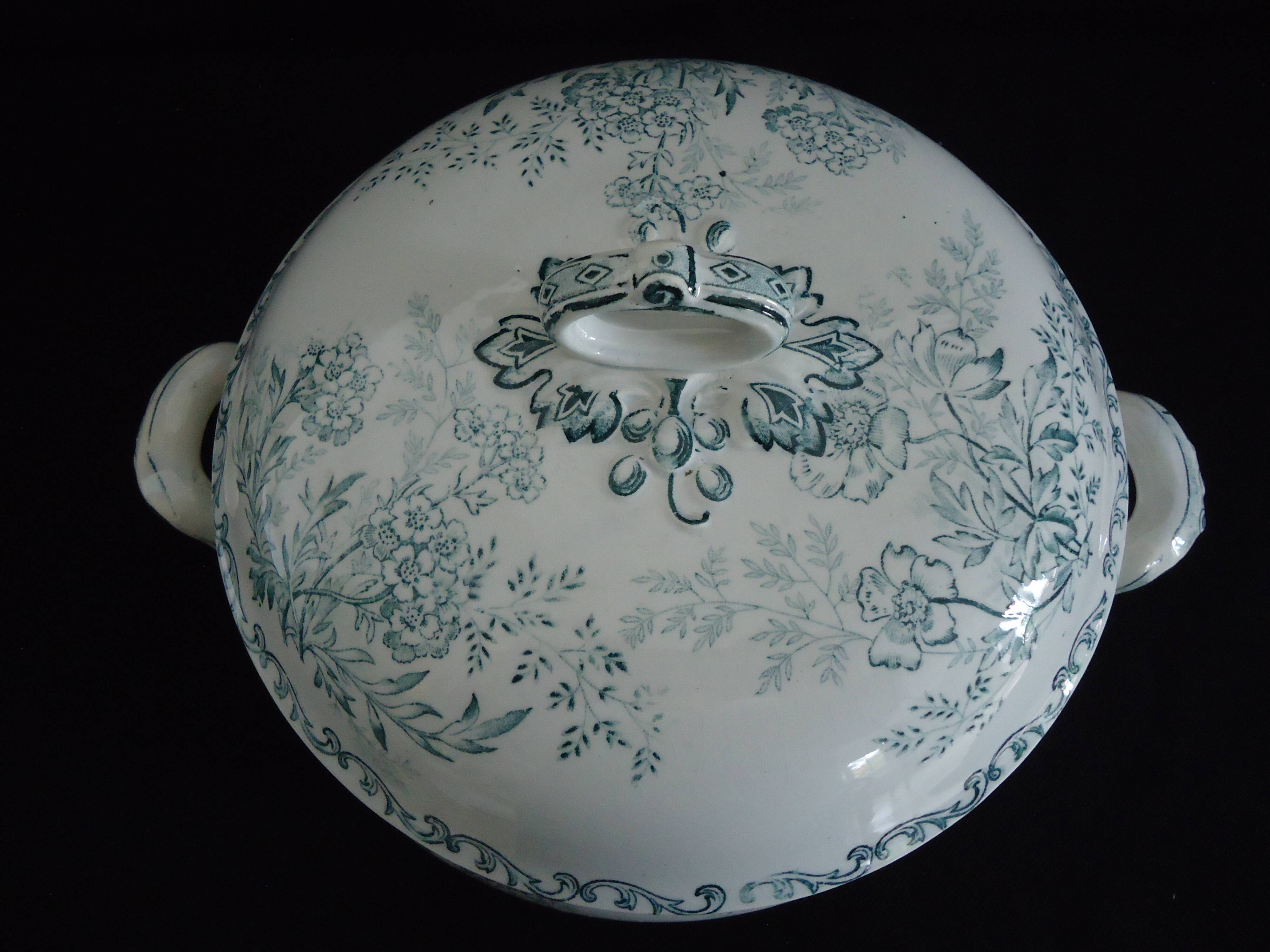 Sarreguemines vegetable soup tureen, “l’epargne toulouse”, eglantine model