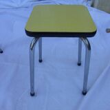 Deux chaises et un tabouret jaune et bleu en formica