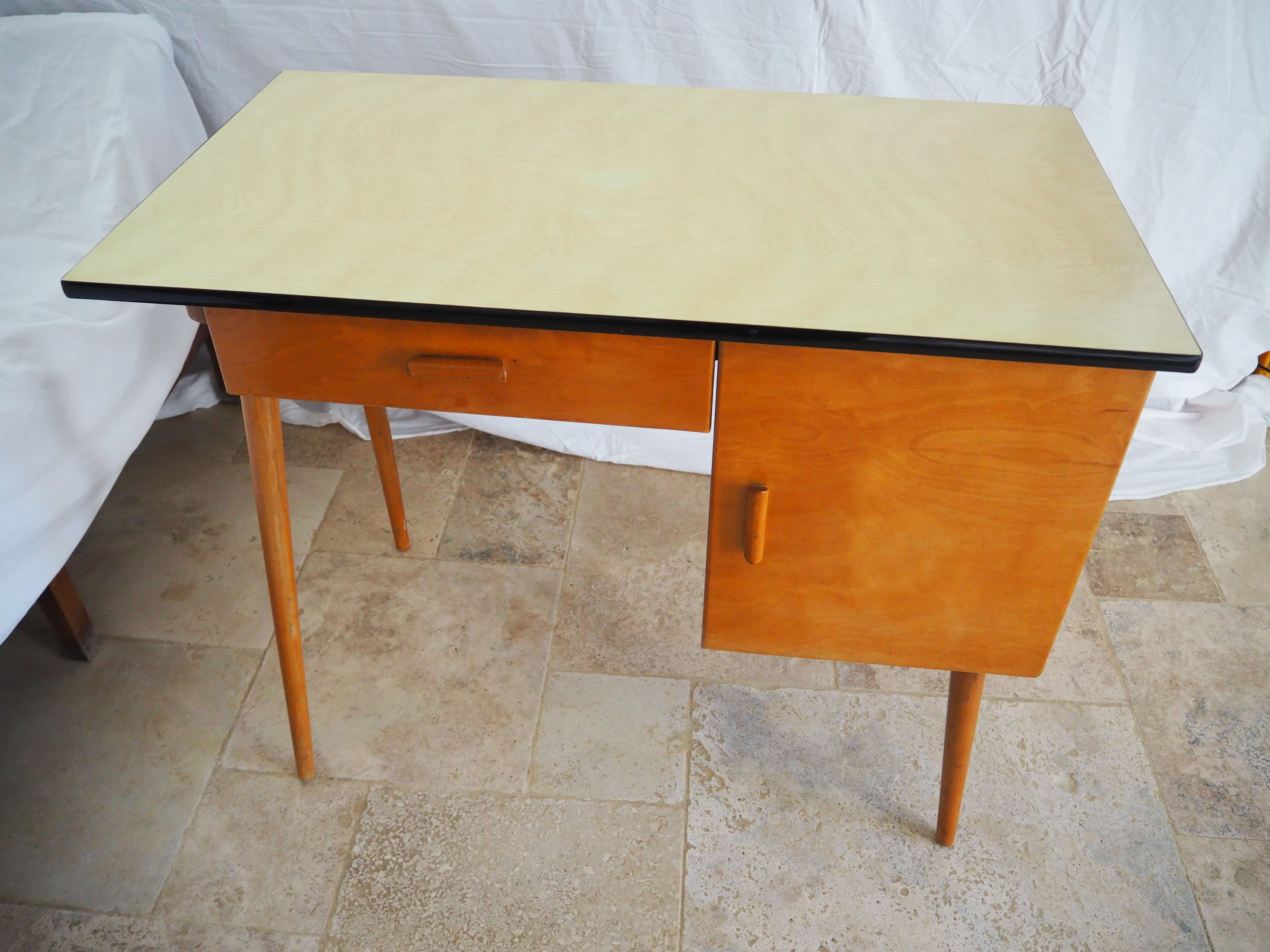 Bureau en bois plateau formica des années 60