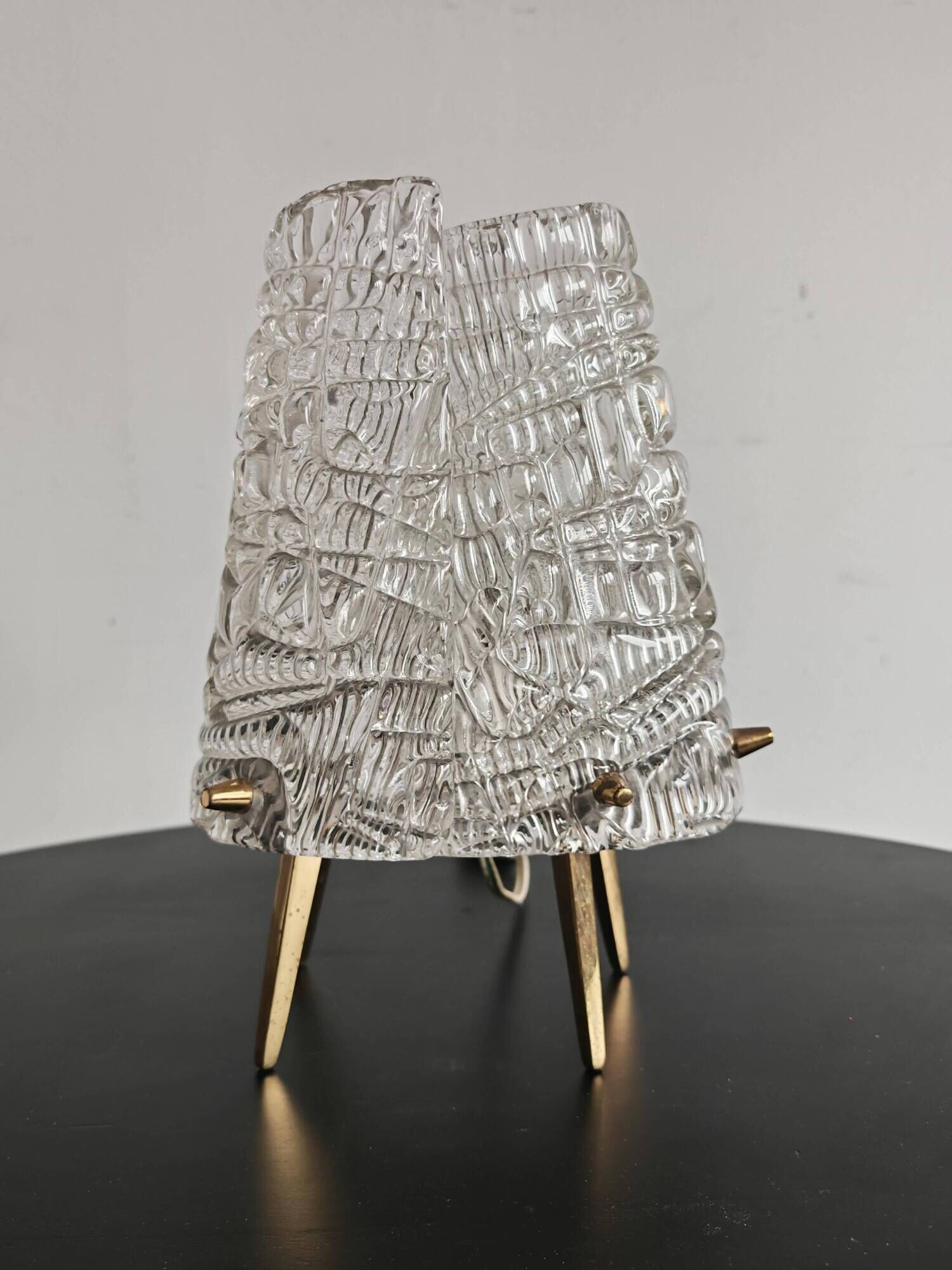 Lampe de table MCM "2/2" par JT. Kalmar en verre texturé et socle en laiton