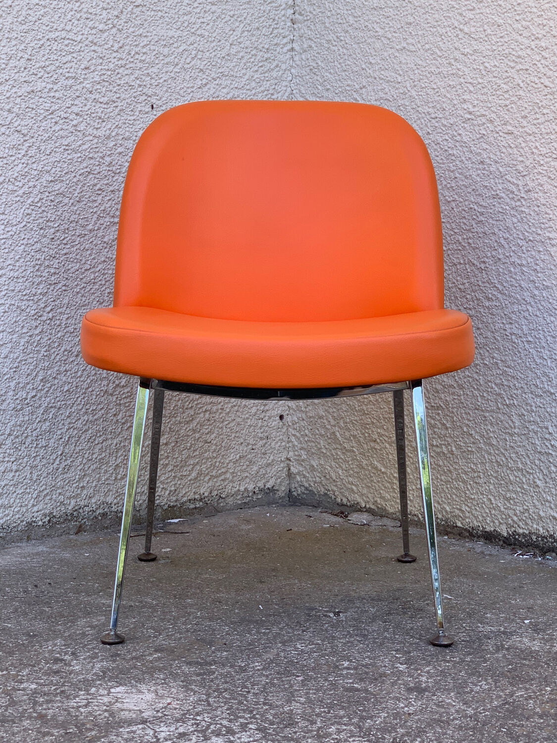 Chauffeuse vintage orange skaï et chrome 1970