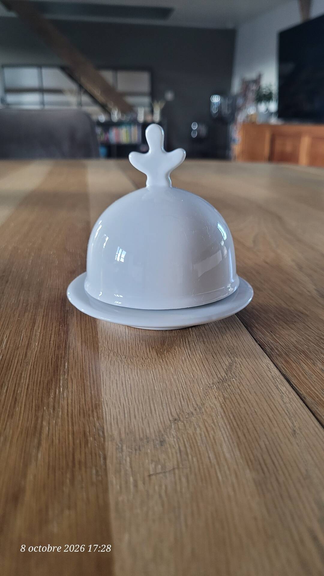 Beurrier en porcelaine blanche avec sa cloche assortie