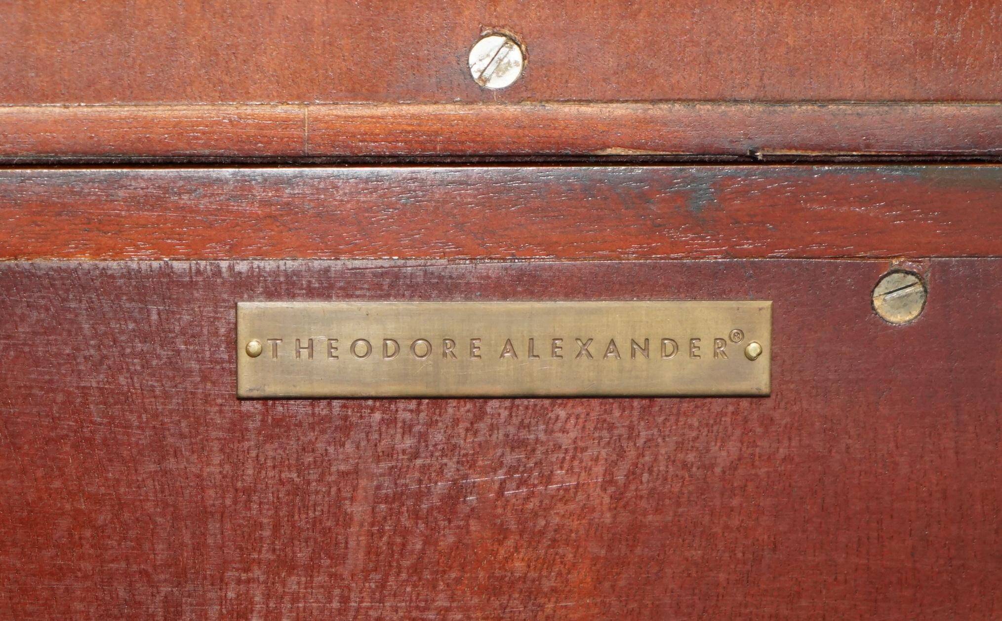 Bibliothèque Theodore Alexander en faux livres en laurier burl