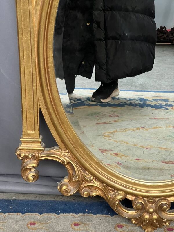Miroir doré de style baroque. Bois.