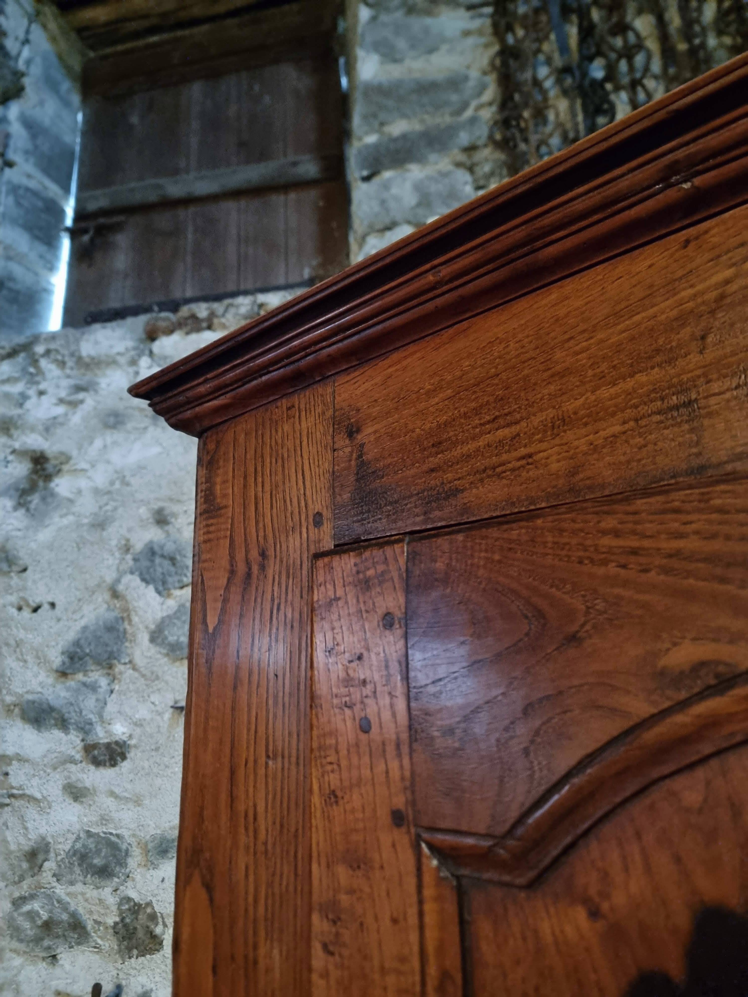 Armoire ancienne – bonnetière française du XVIIIe siècle en châtaignier avec serrure et clé d'origine