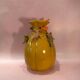 Vase jaune orné d’oiseaux