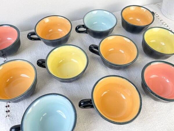 Tasses à café vintage en faïence noir fond multicolore 1970