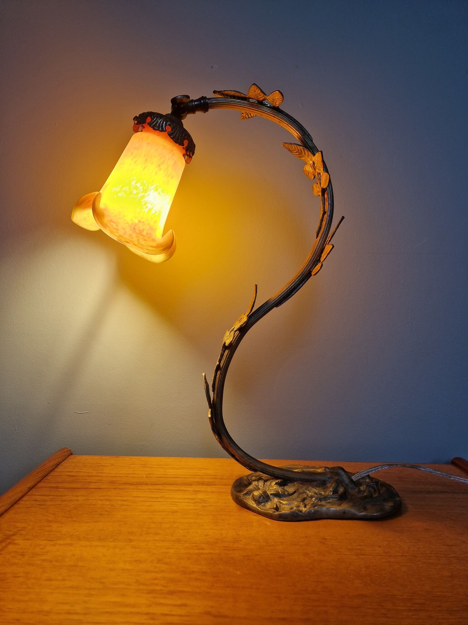 Art Nouveau lamp in bronze with a tulip signed LN (Lunéville)