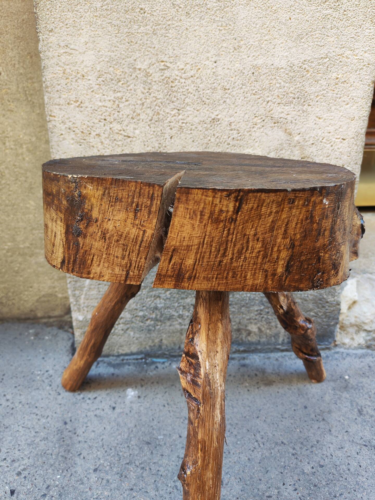 Tabouret tripode en bois brut