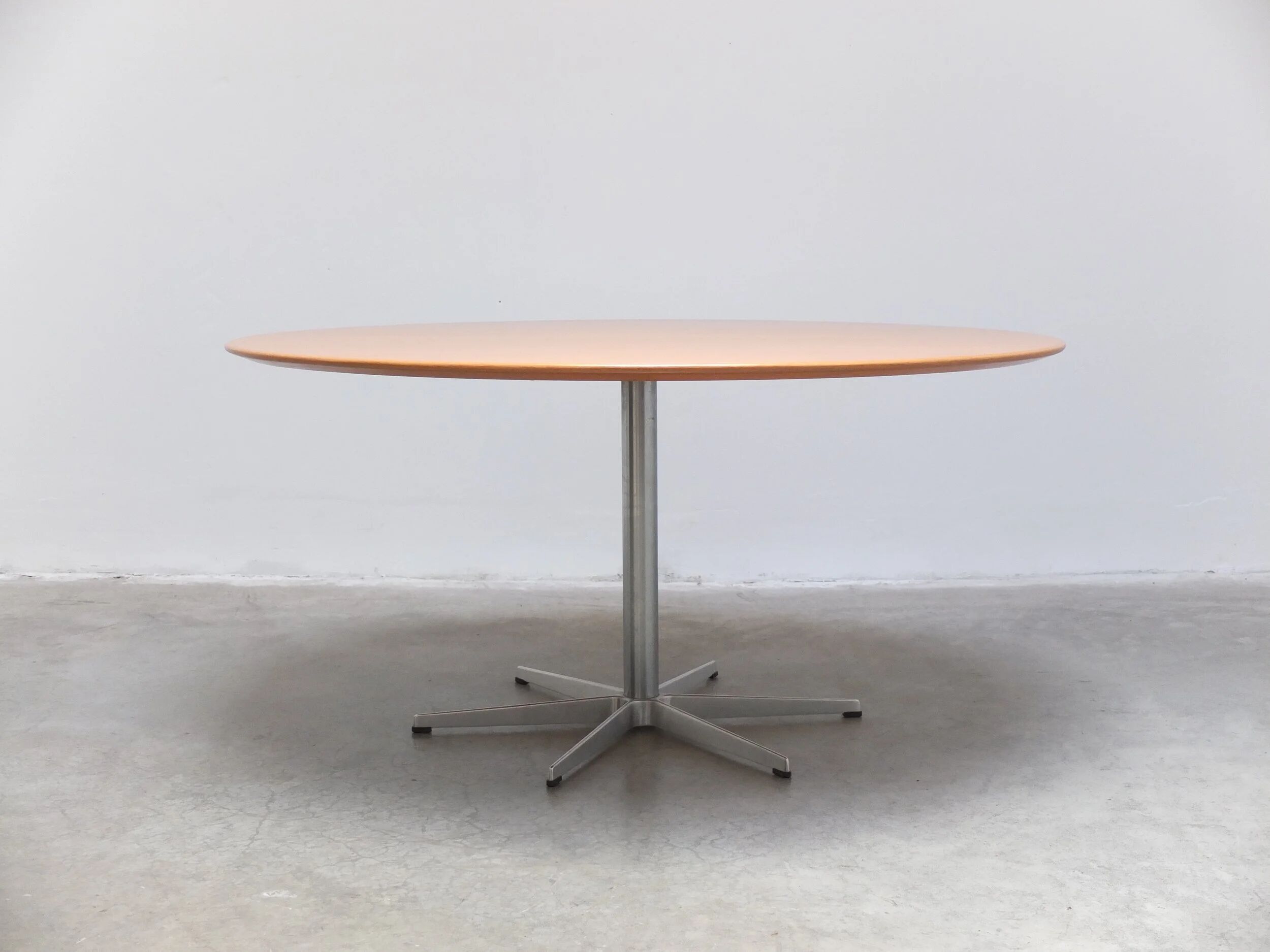 Large 'circular' oak dining table by Arne Jacobsen for Fritz Hansen, 1966