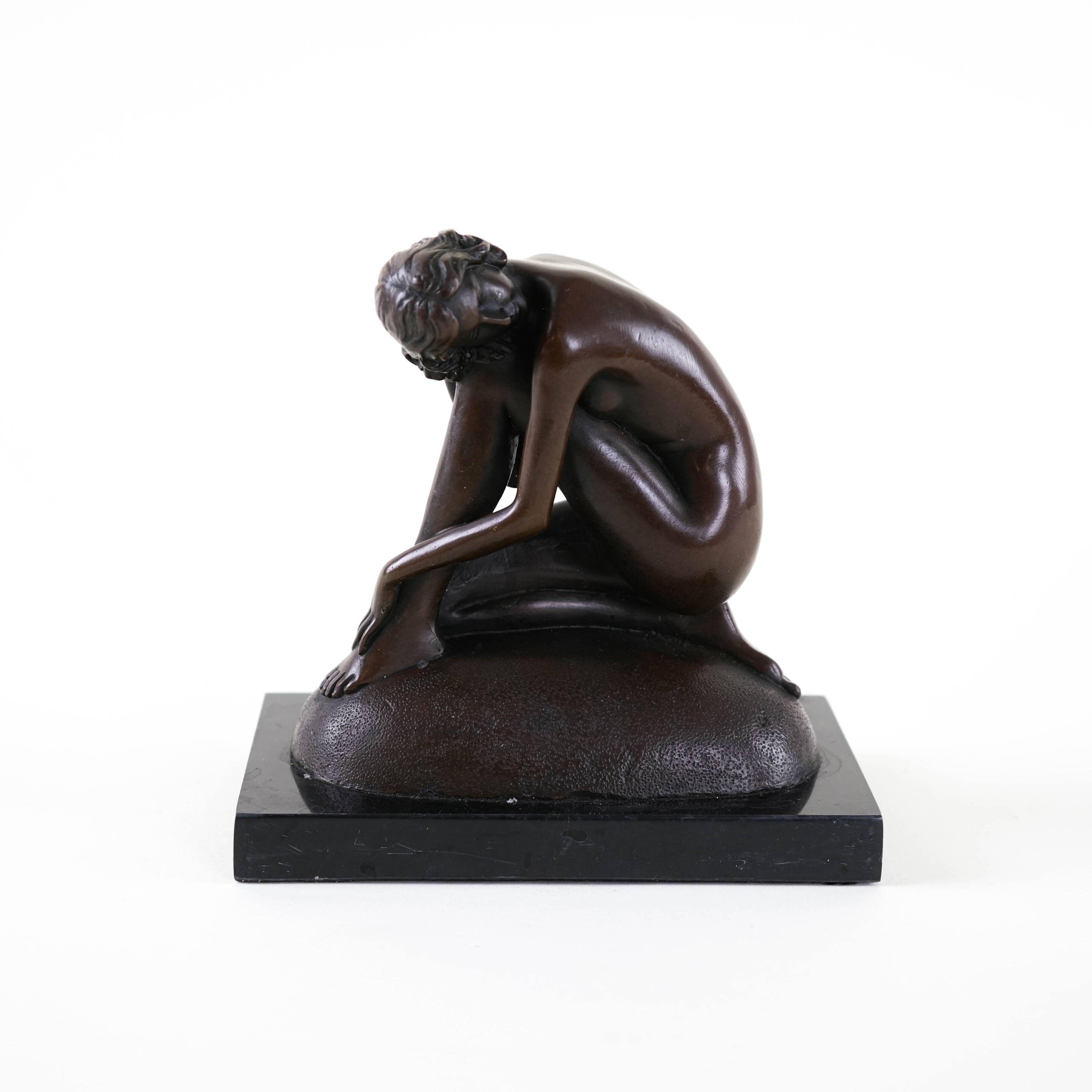 Art Deco female nude figurine – bronze-toned sculpture on geometric base, 1920s/1930s