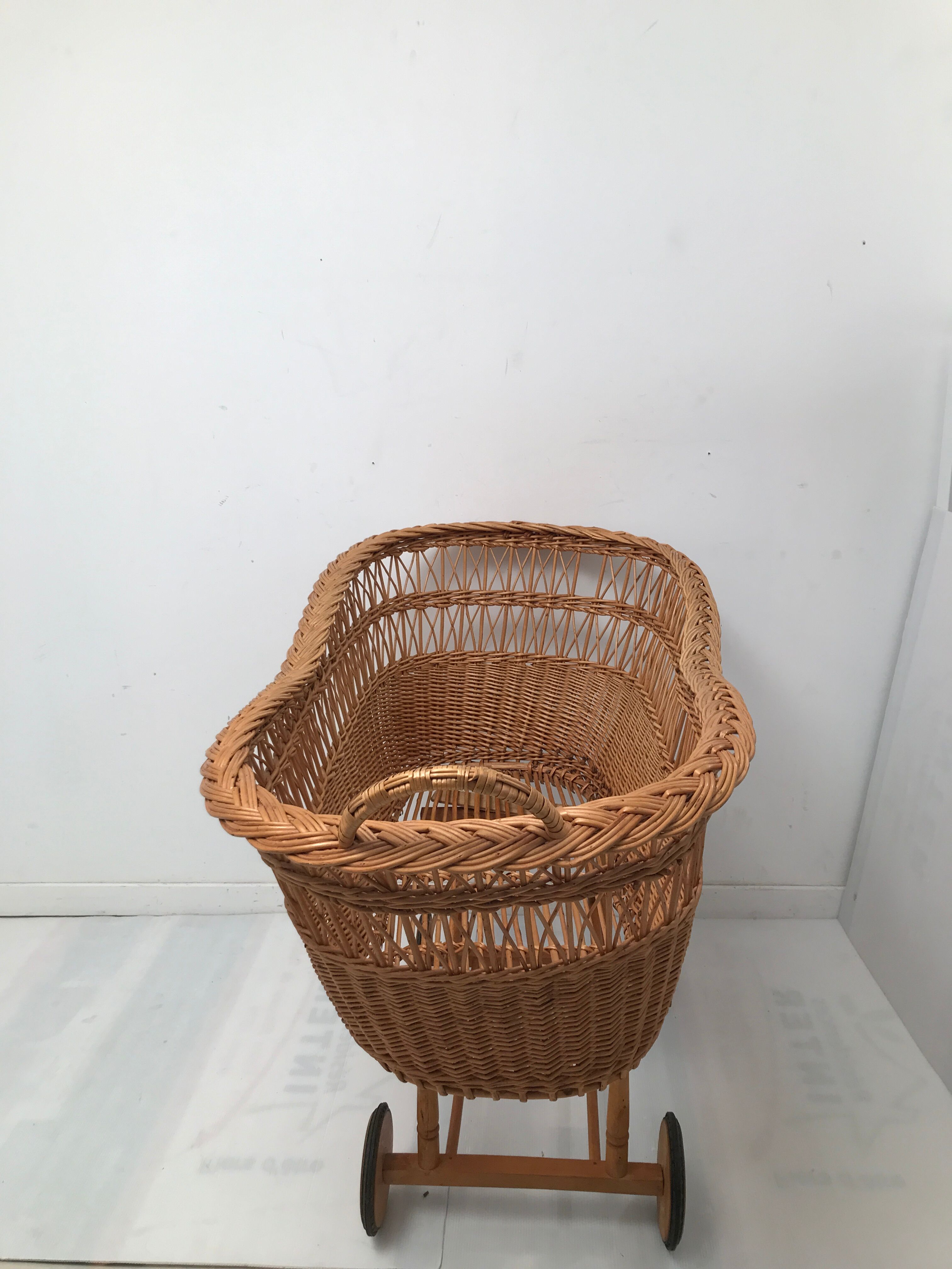 Vintage wicker cradle with 50-60s wheels
