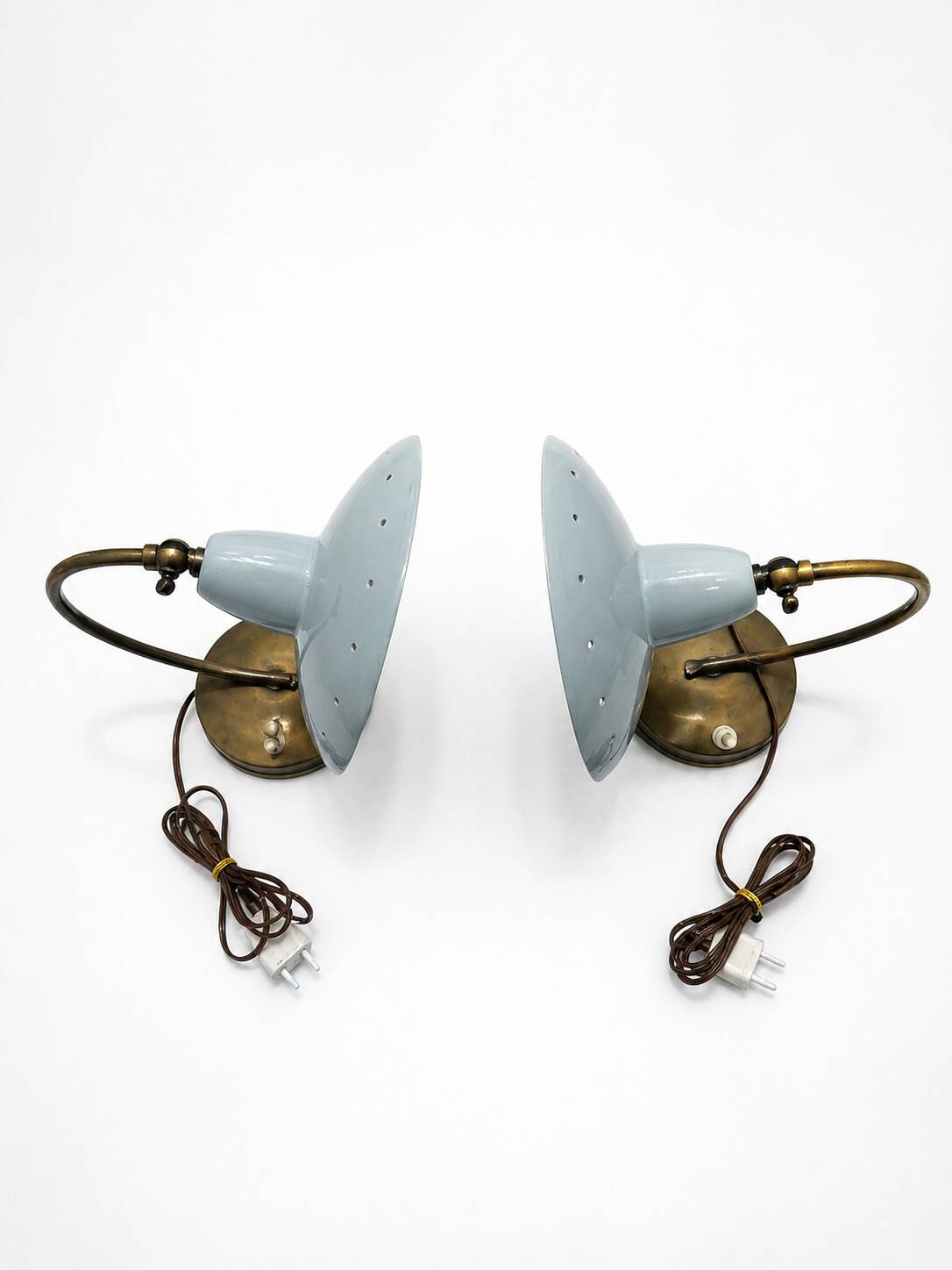 Pair of modernist "goose neck" table lamps in brass, Stilnovo style.