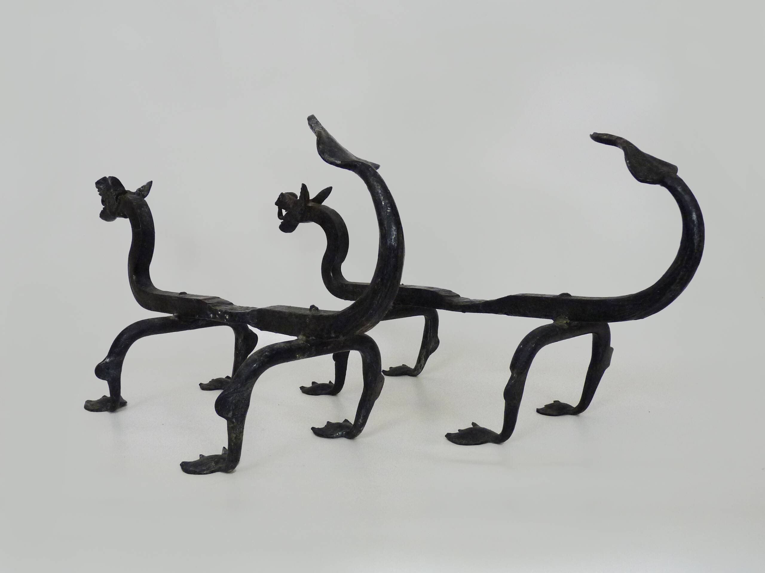 Paire de chenets de cheminée aux dragons en fer forgé