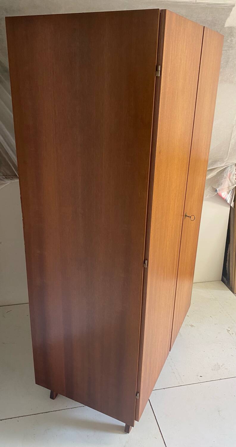 Armoire vintage pieds compas