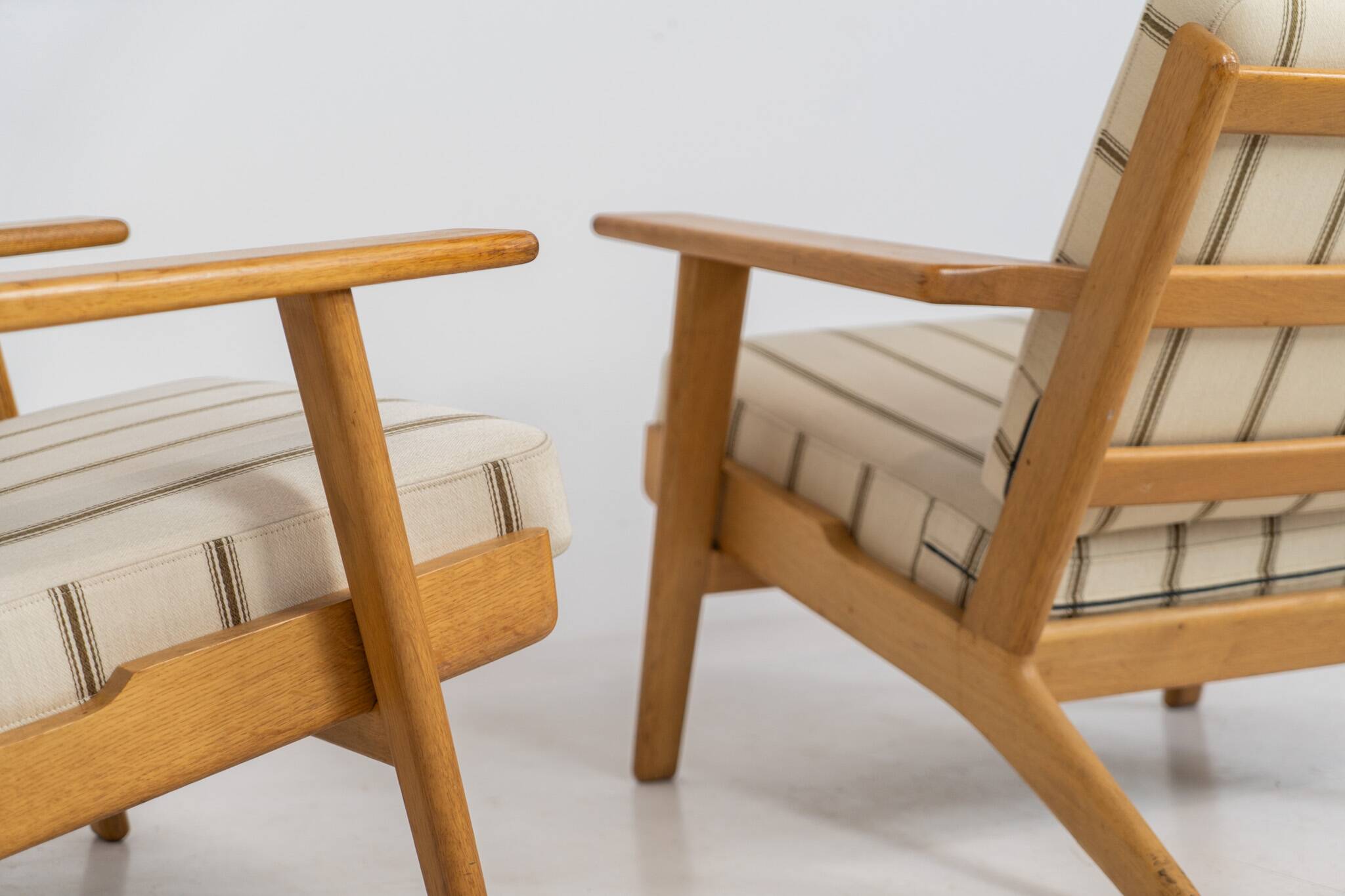 Pair of first-generation GE-290 lounge chairs designed by Hans J. Wegner.