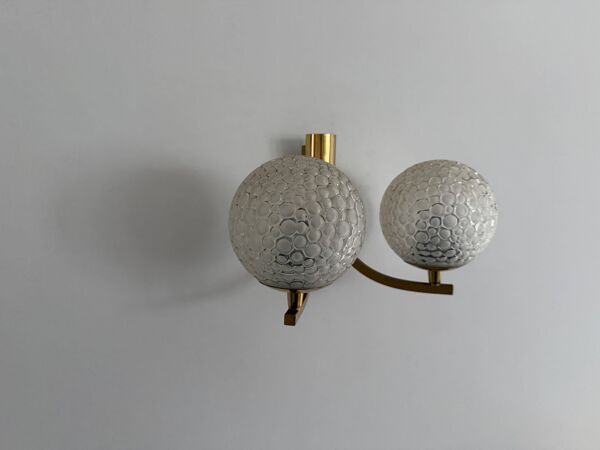 Applique simple à deux bras en laiton et verre Ball and Ball par Kaiser, années 1960, Allemagne