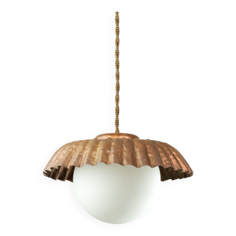 Lampe à suspension italienne en cuivre et opaline du milieu du siècle