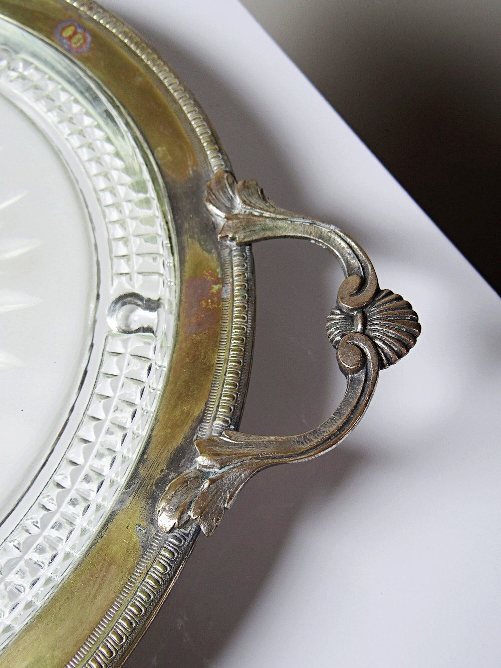 Plateau with handles, moulded glass and brass, Verlys, vintage Art Deco 1930-1940.