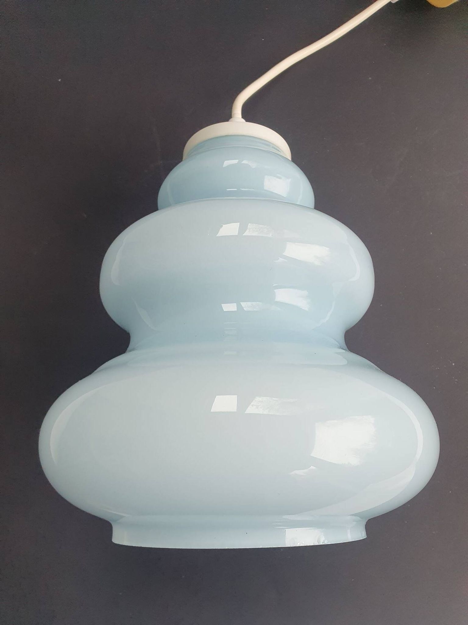 Suspension baladeuse en verre opalin bleu vintage