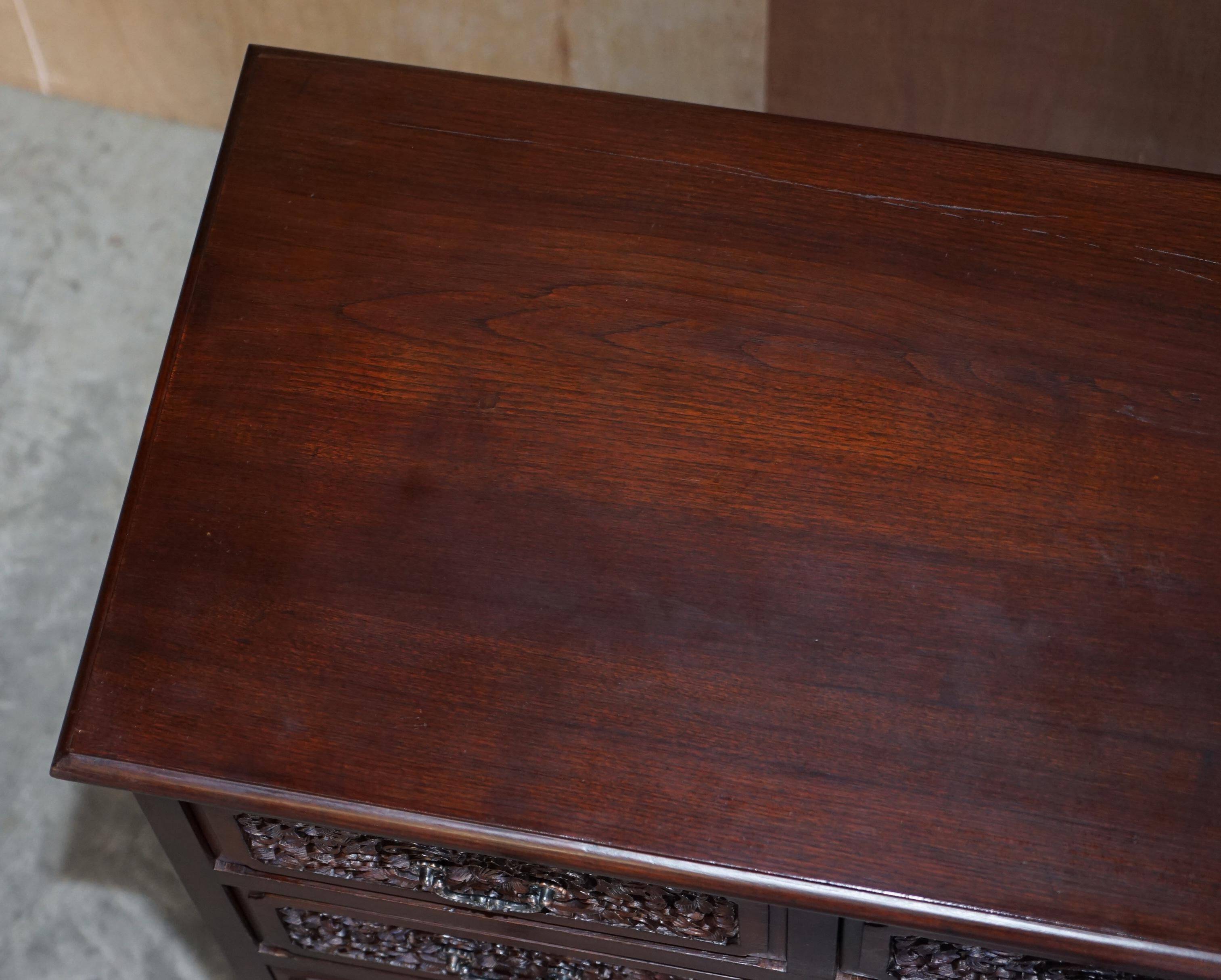 Paire de commodes vintage en bois dur sculpté