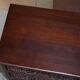 Paire de commodes vintage en bois dur sculpté