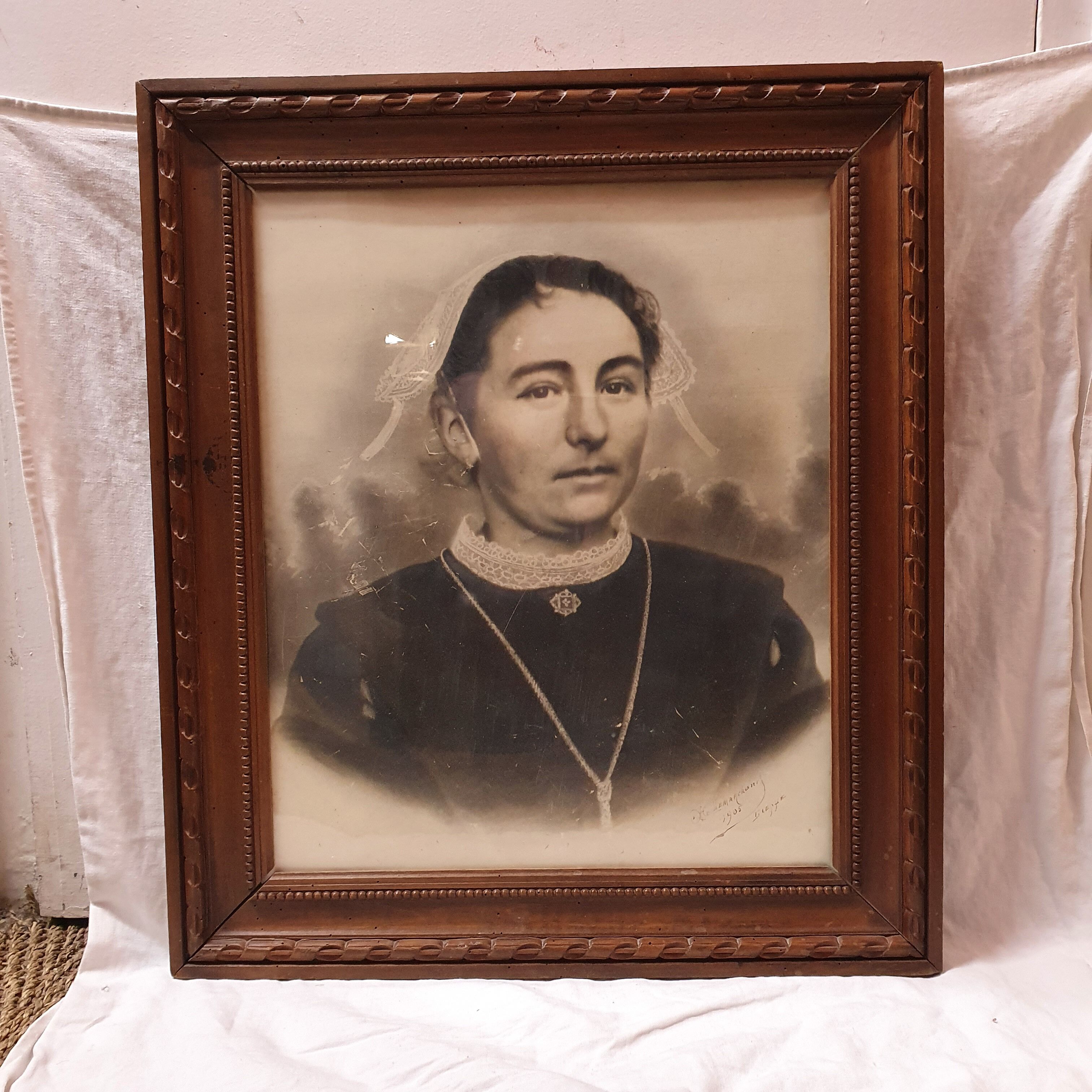 Photography former woman in headdress of Lorient