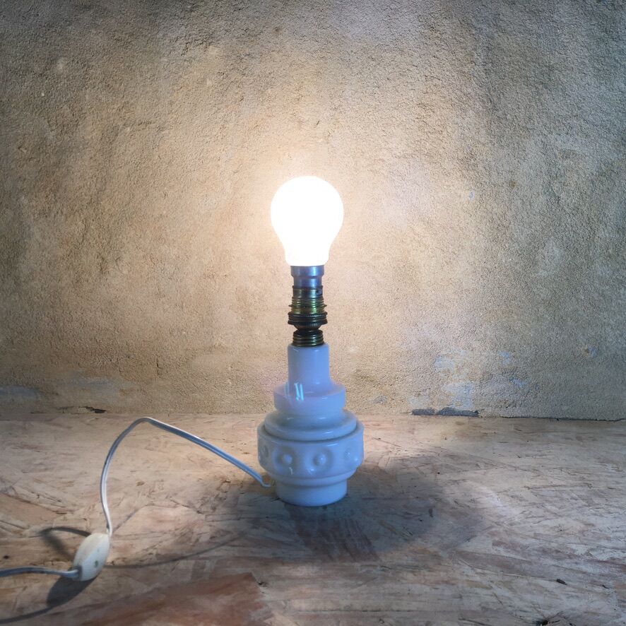 Pied de lampe de chevet en opaline blanc
