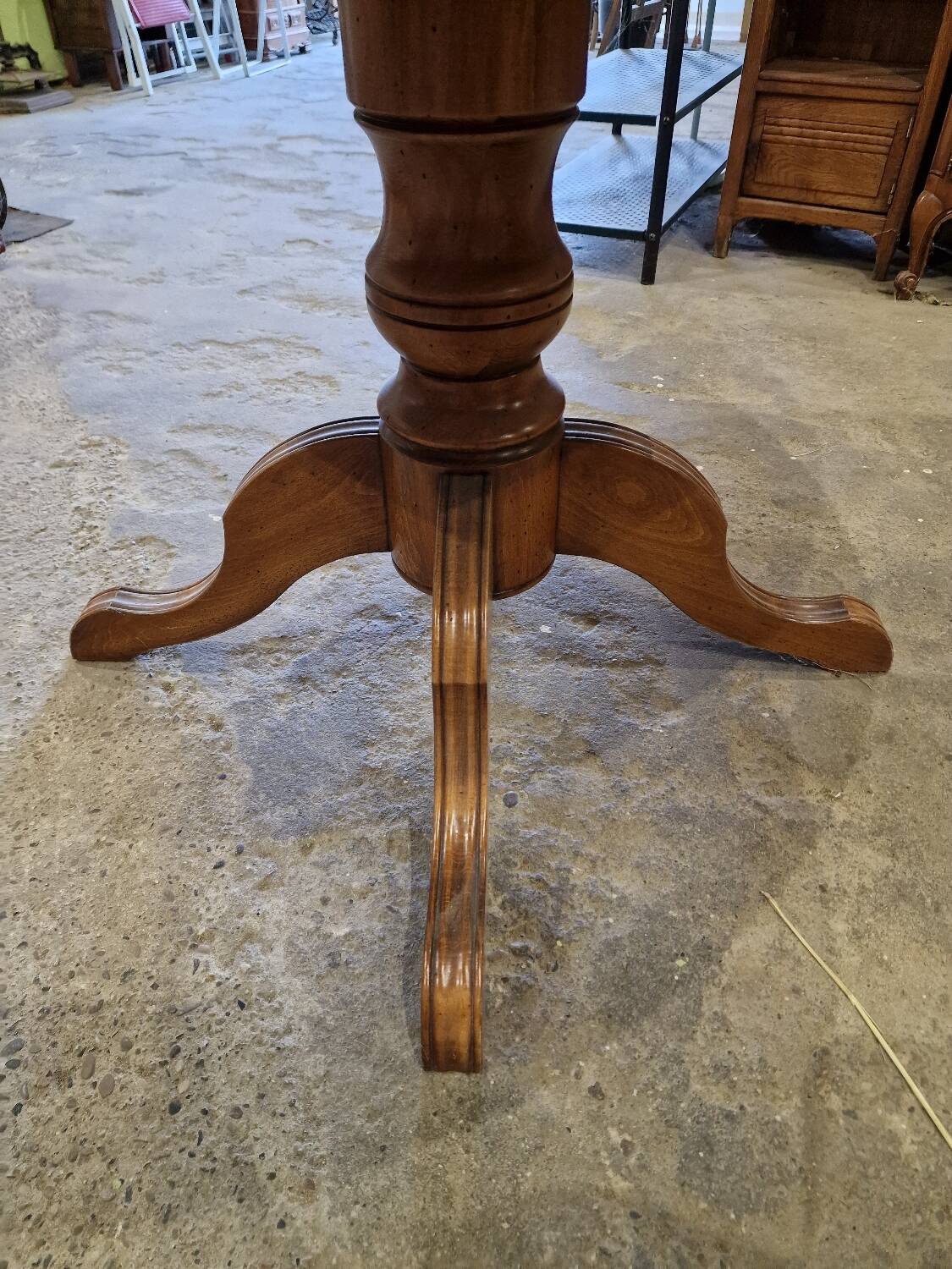 Extendable Round Table in Solid Oak – Classic Style &