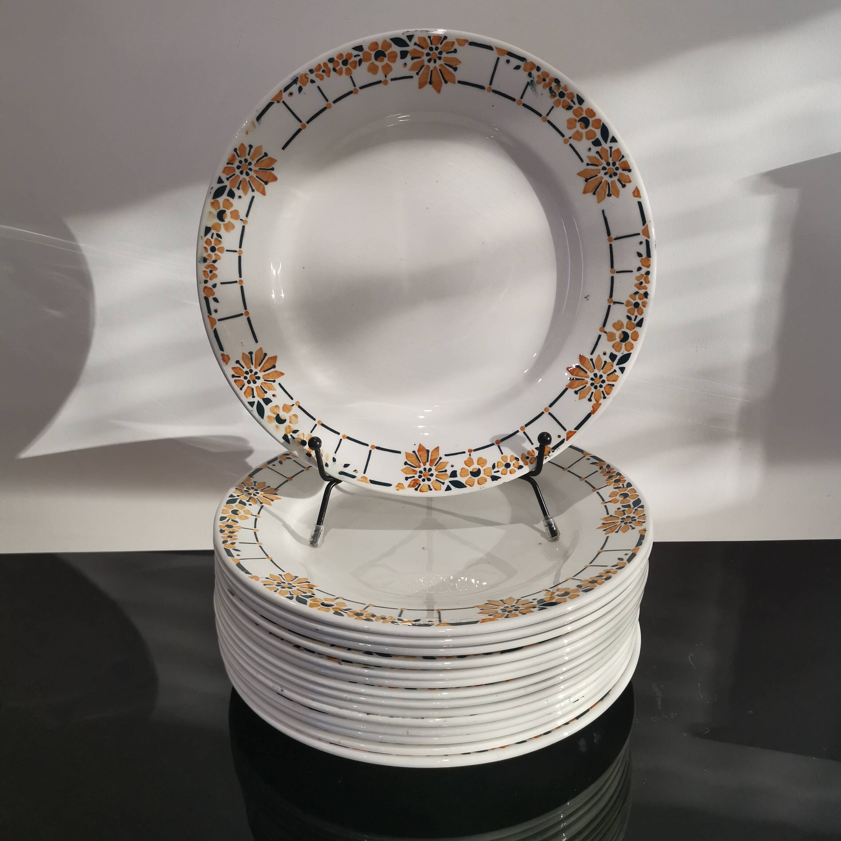 Series of 6 Saint Amand flat plates Ceranord France