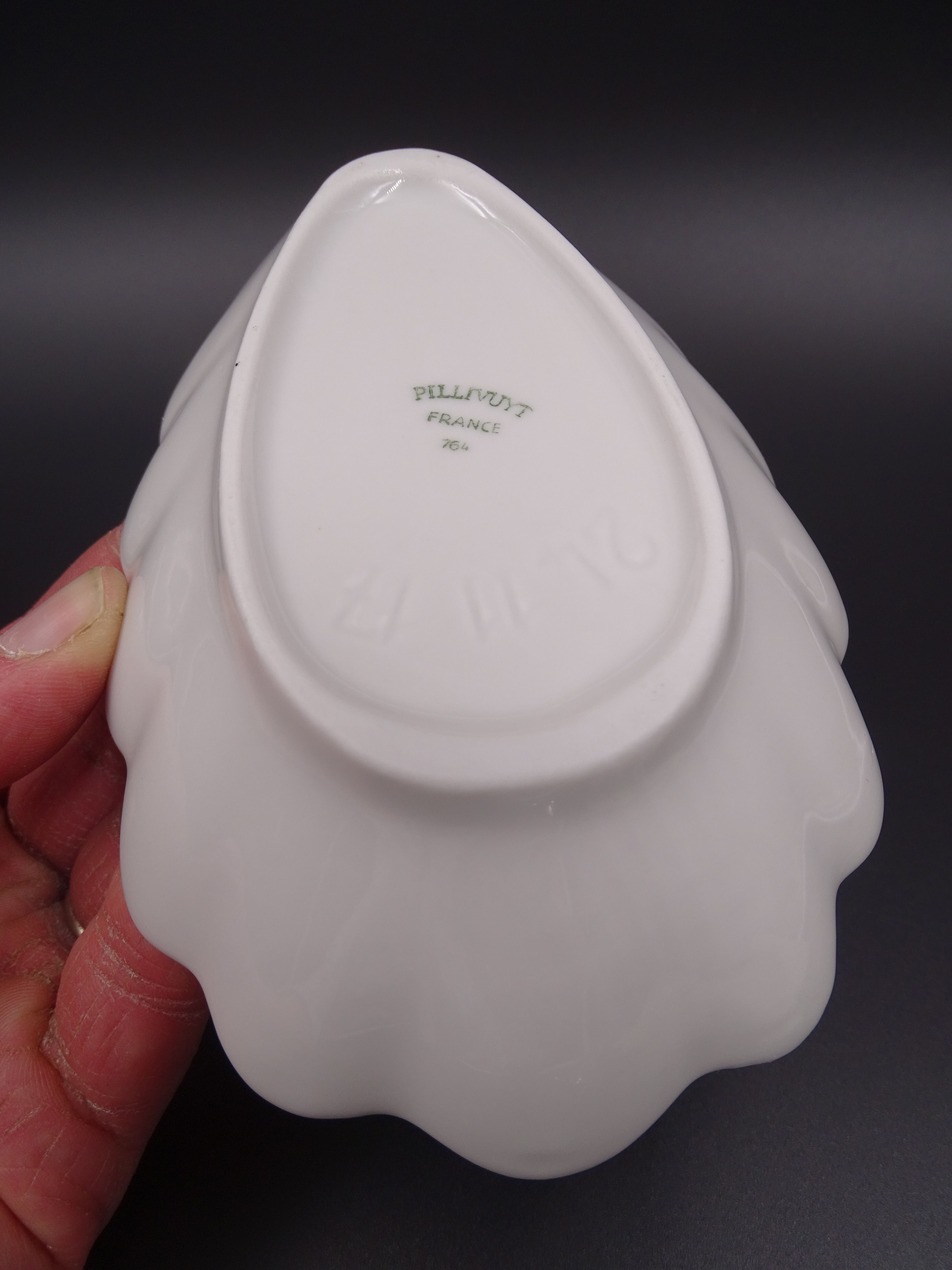 Set of 7 cups in white porcelain and in the shape of a shell - Pillivuyt around 1940