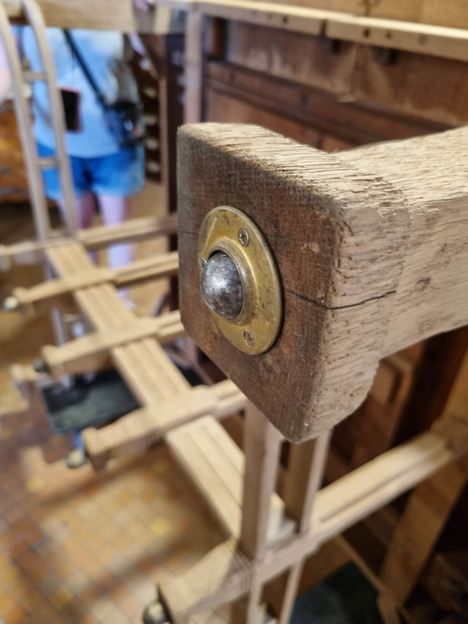 Extendable oak table