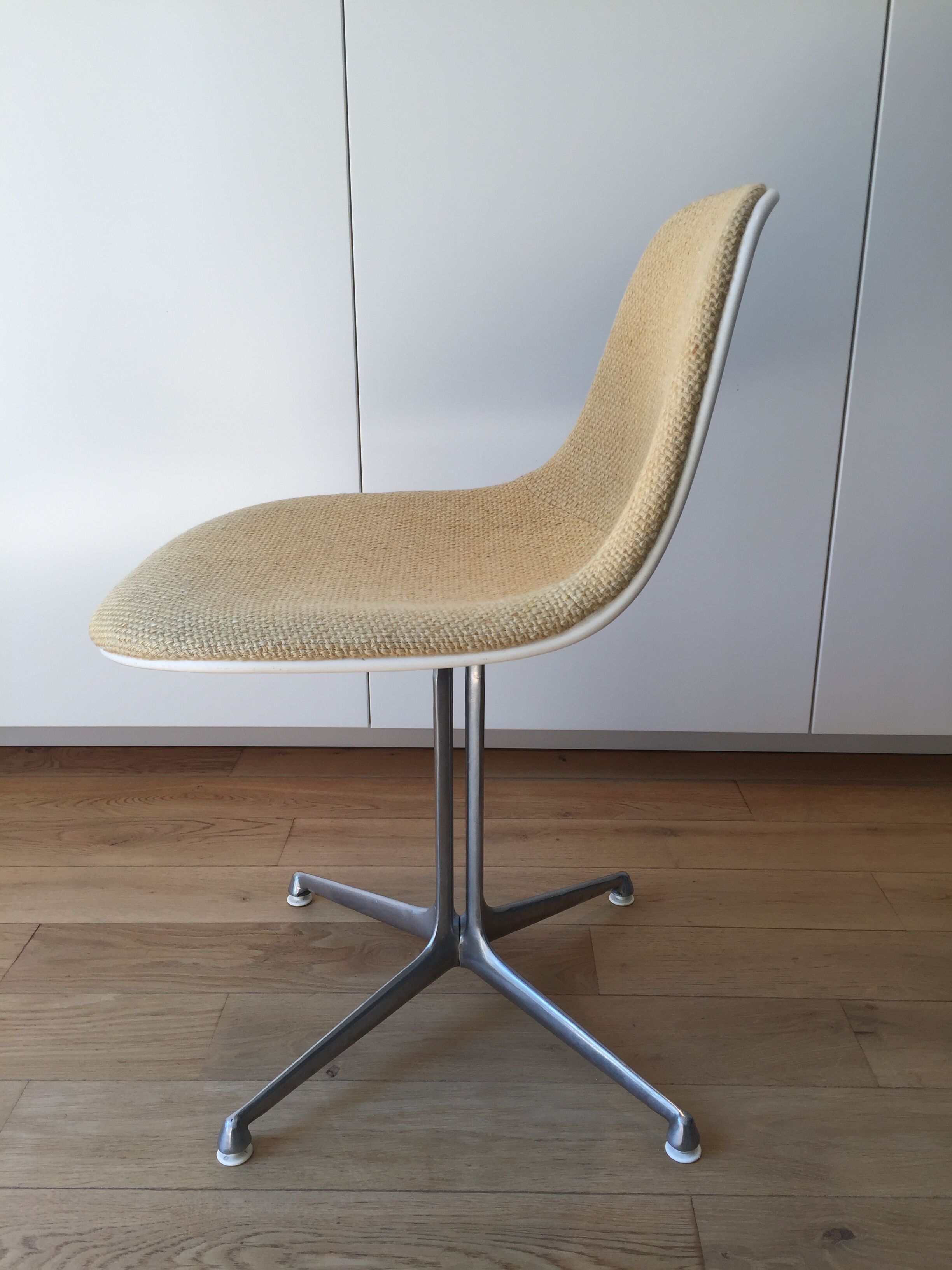 Set of 4 chairs the Fonda by Charles and Ray Eames, woolen yellow straw 1960-1970