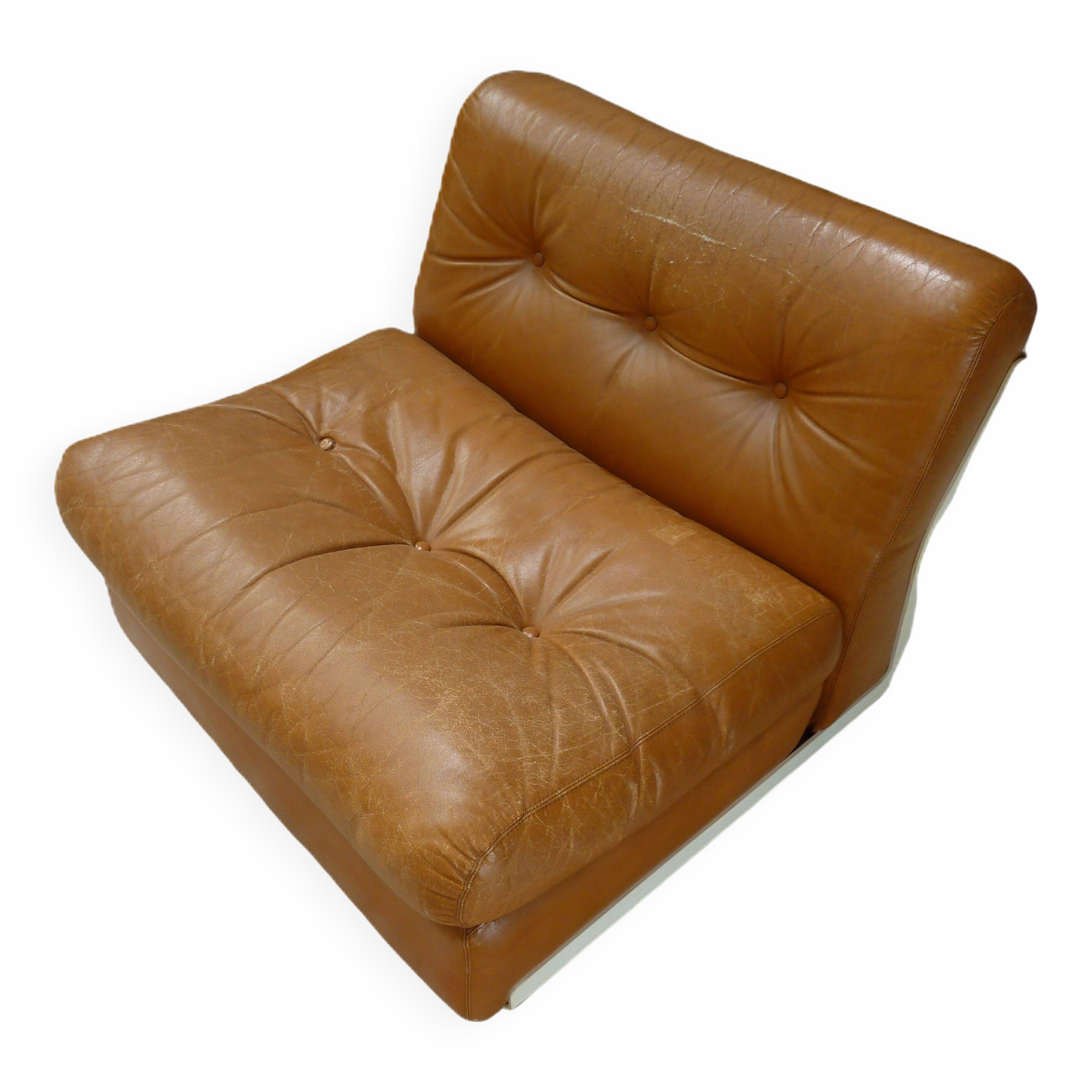 Fauteuil  cuir modèle Amanta édité par B&B, Italie, en 1973. Coque blanche.