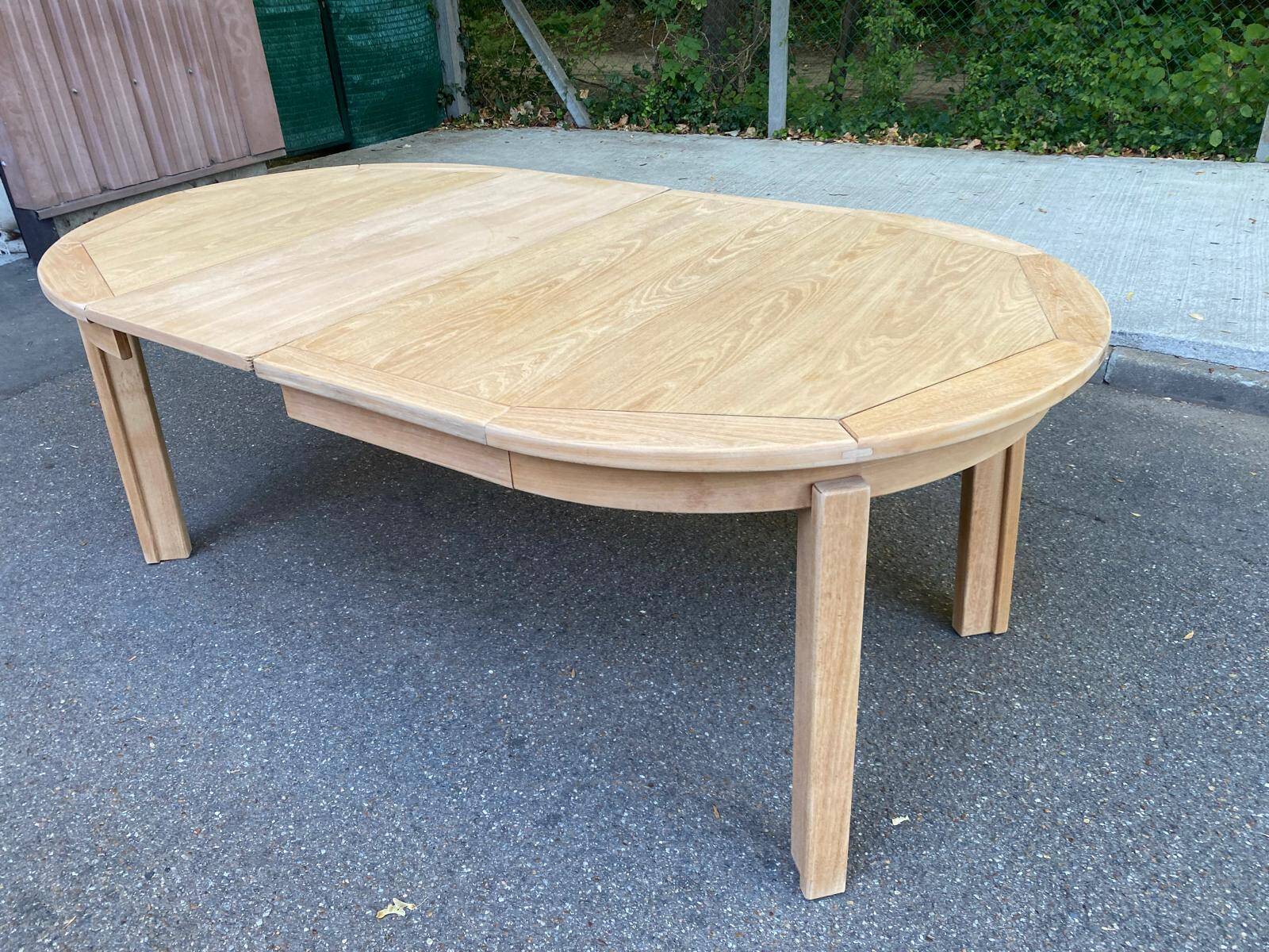 Table à manger scandinave ronde extensible décapée en chêne brut 1970
