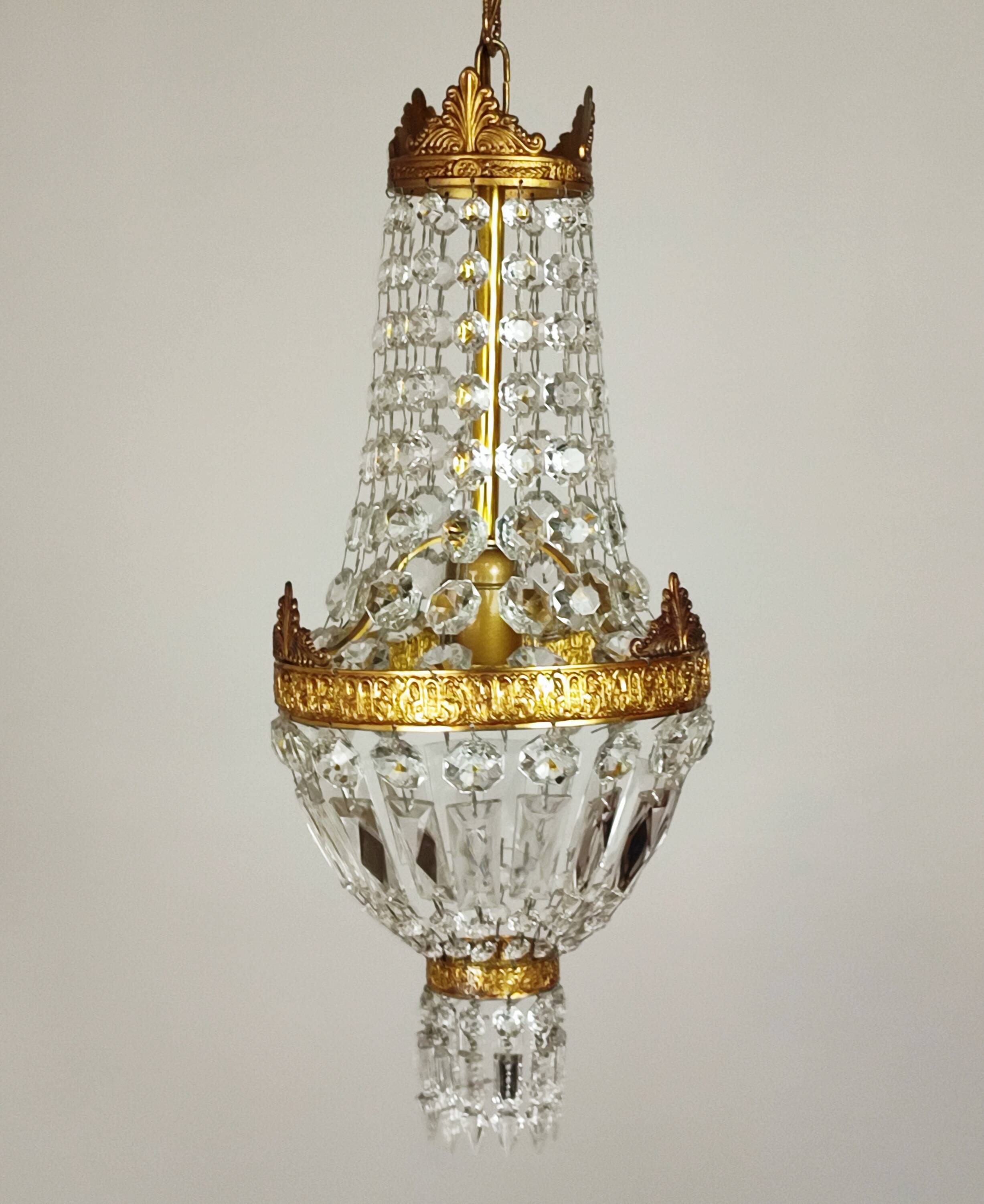 Balloon chandelier with pendants