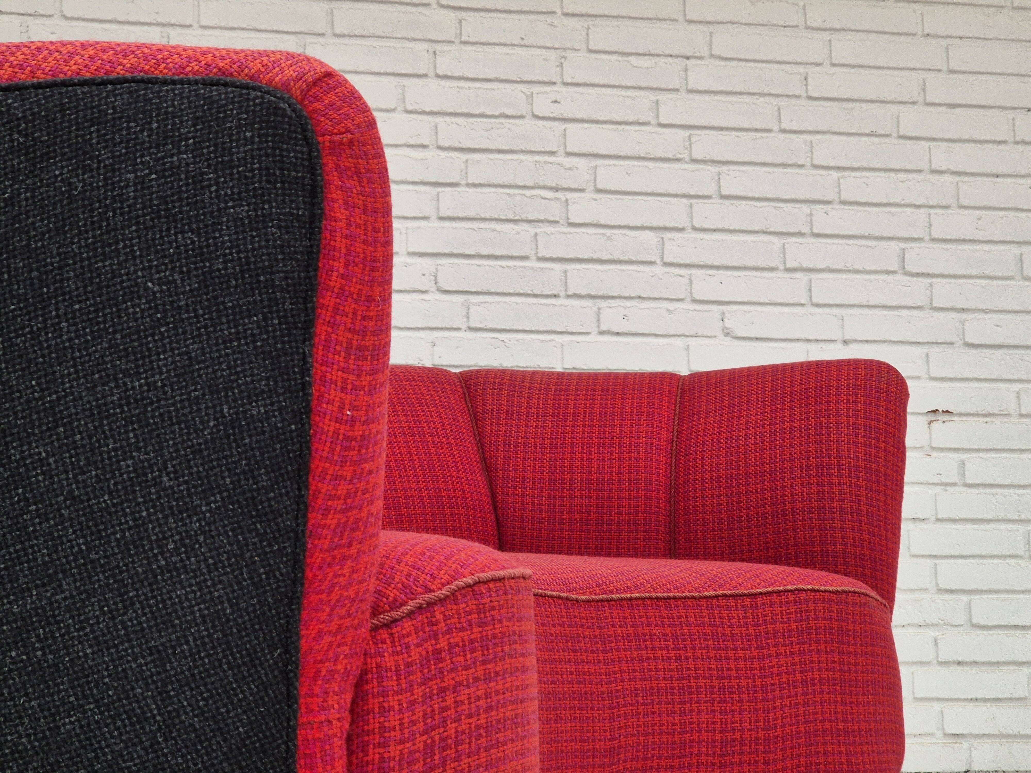 Années 1960, canapé danois 2 places "Banana", meuble en laine, bois de hêtre.