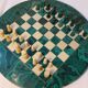 Jeu d'échecs vintage complet en Malachite et pierre blanche