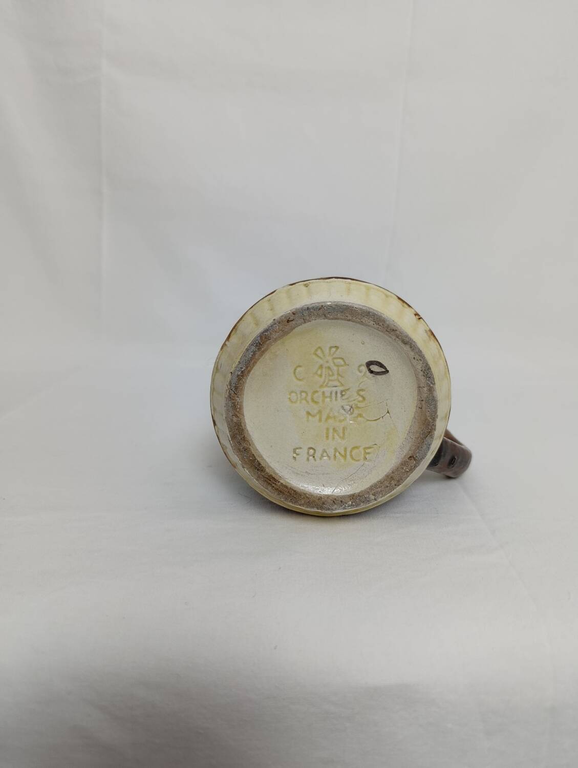 Pichet / jug in barbotine signed Orchies