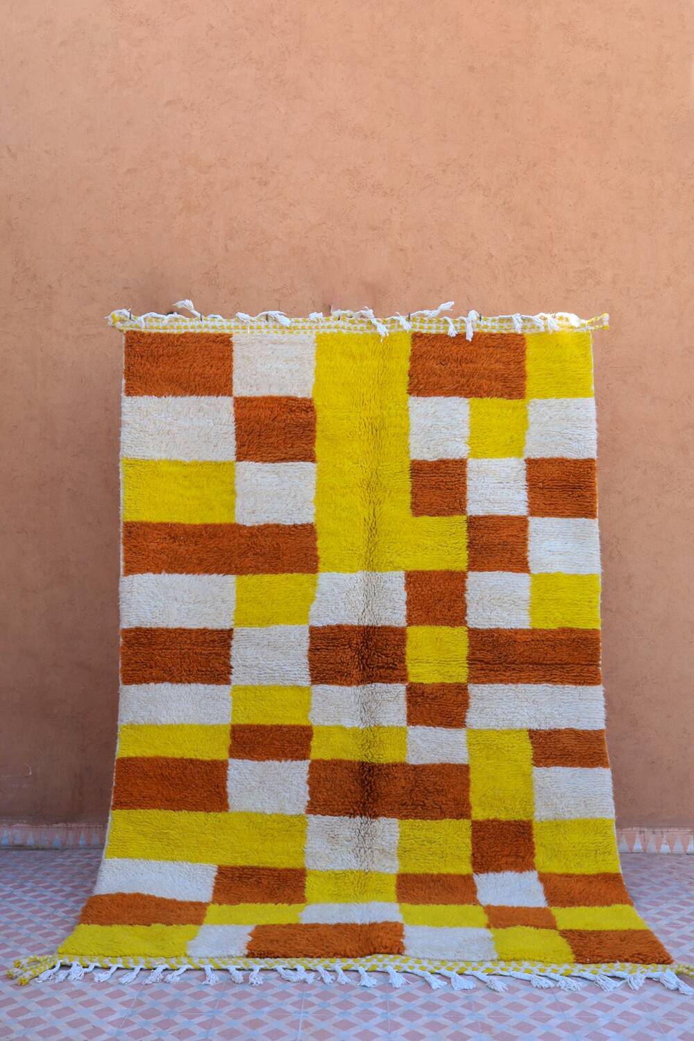Tapis berbère marocain béni ouarain damiers jaune et marron
