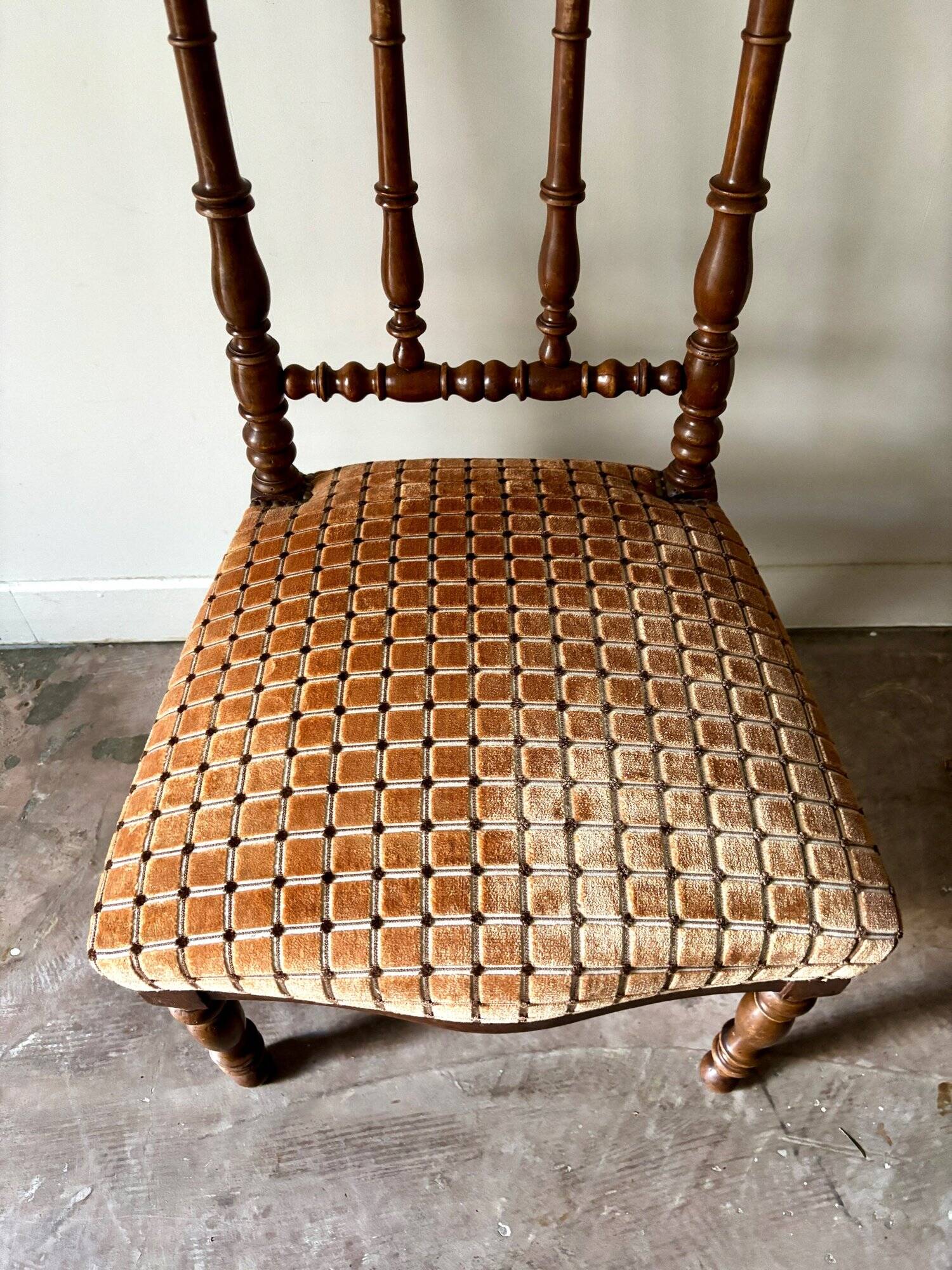 Chaise en bois tourné et velours ocre