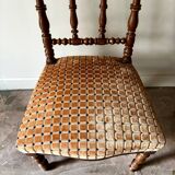 Chaise en bois tourné et velours ocre