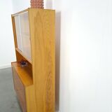 Vitrine en placage avec étagères