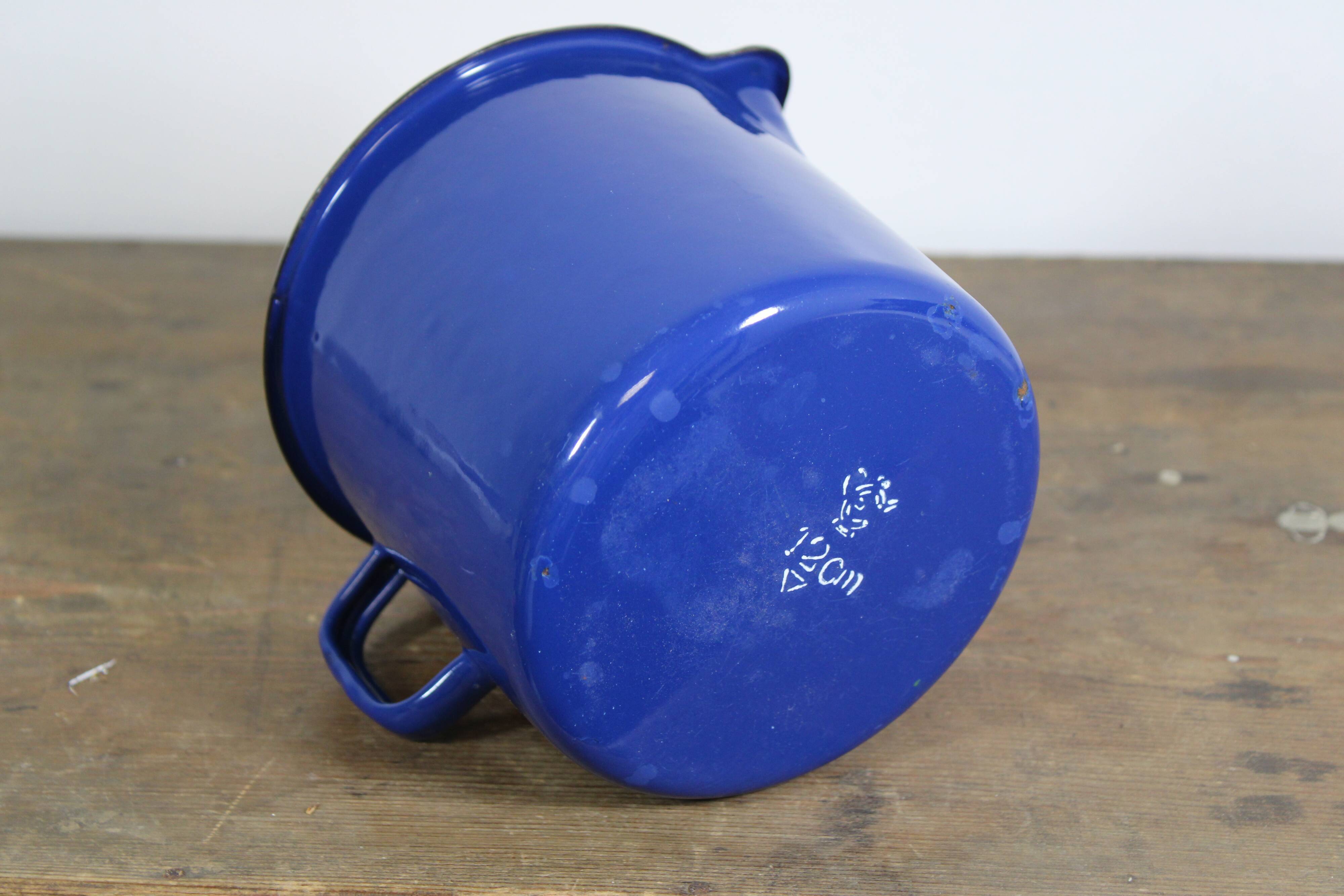 Enamelled sheet metal dosing broc