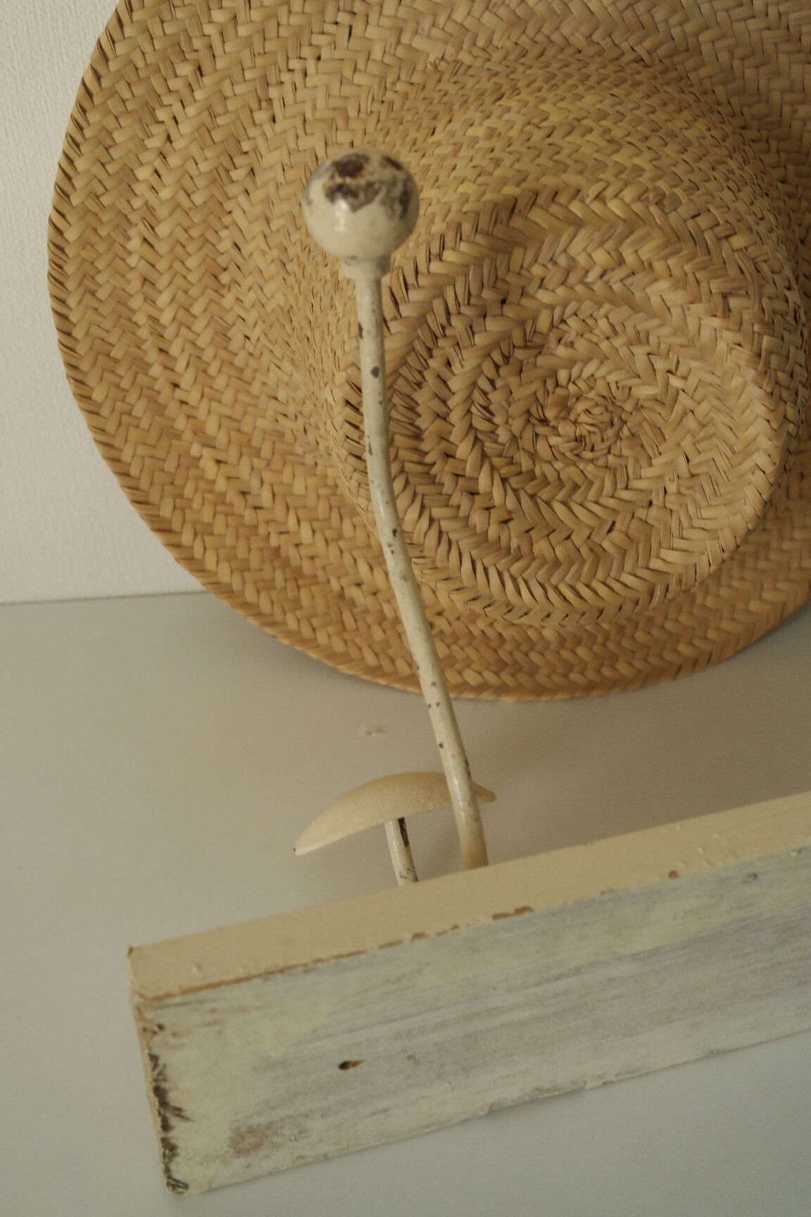 Porte manteau murale vintage bois et métal beige