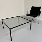 Ancienne table basse en métal et verre quadrillé design des années 50