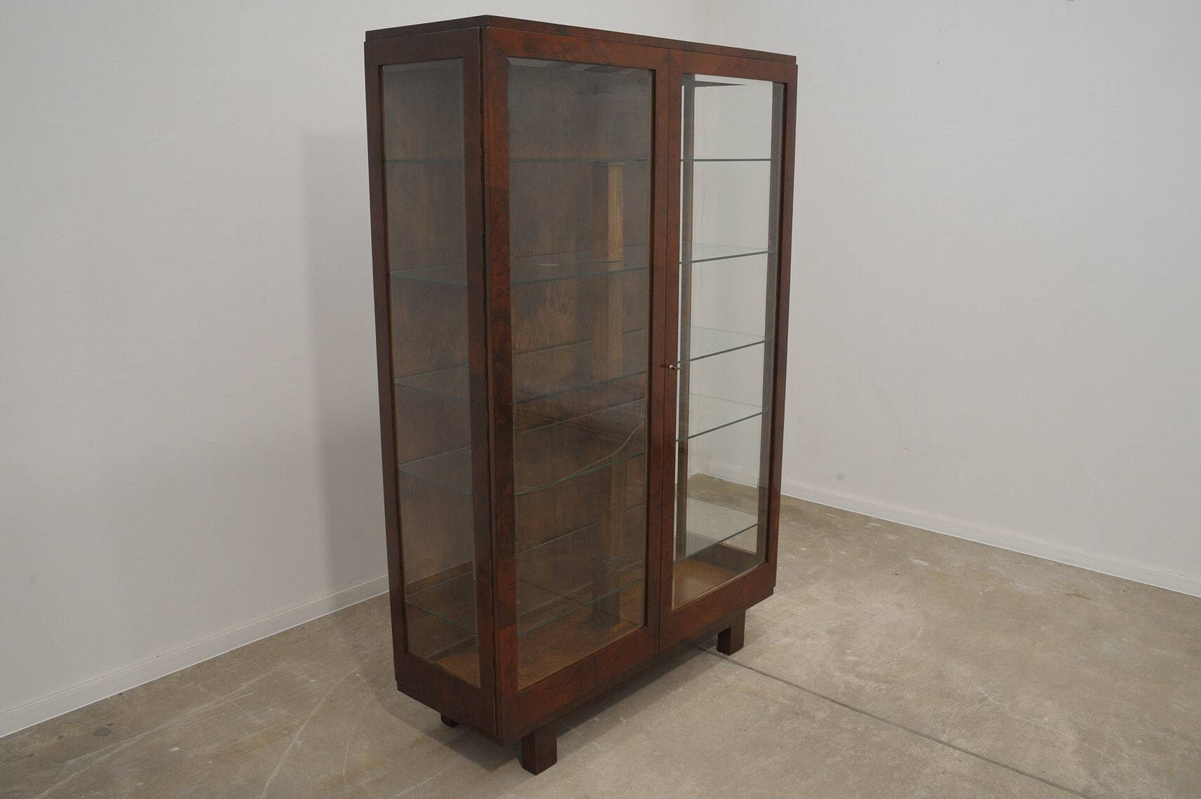 Vitrine fonctionnaliste art deco, années 1930, tchécoslovaquie