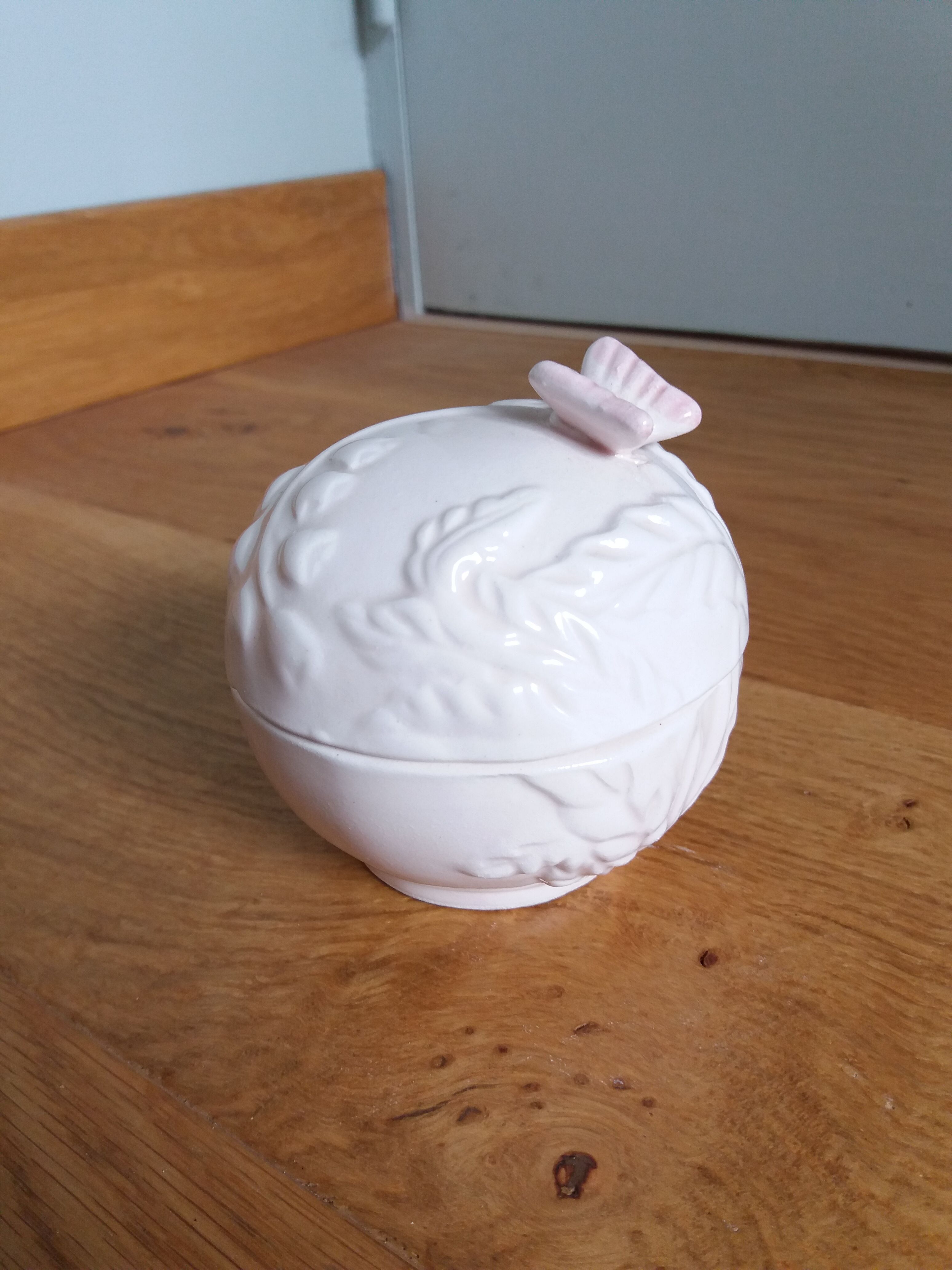 Spherical box in pink ceramic Willemse