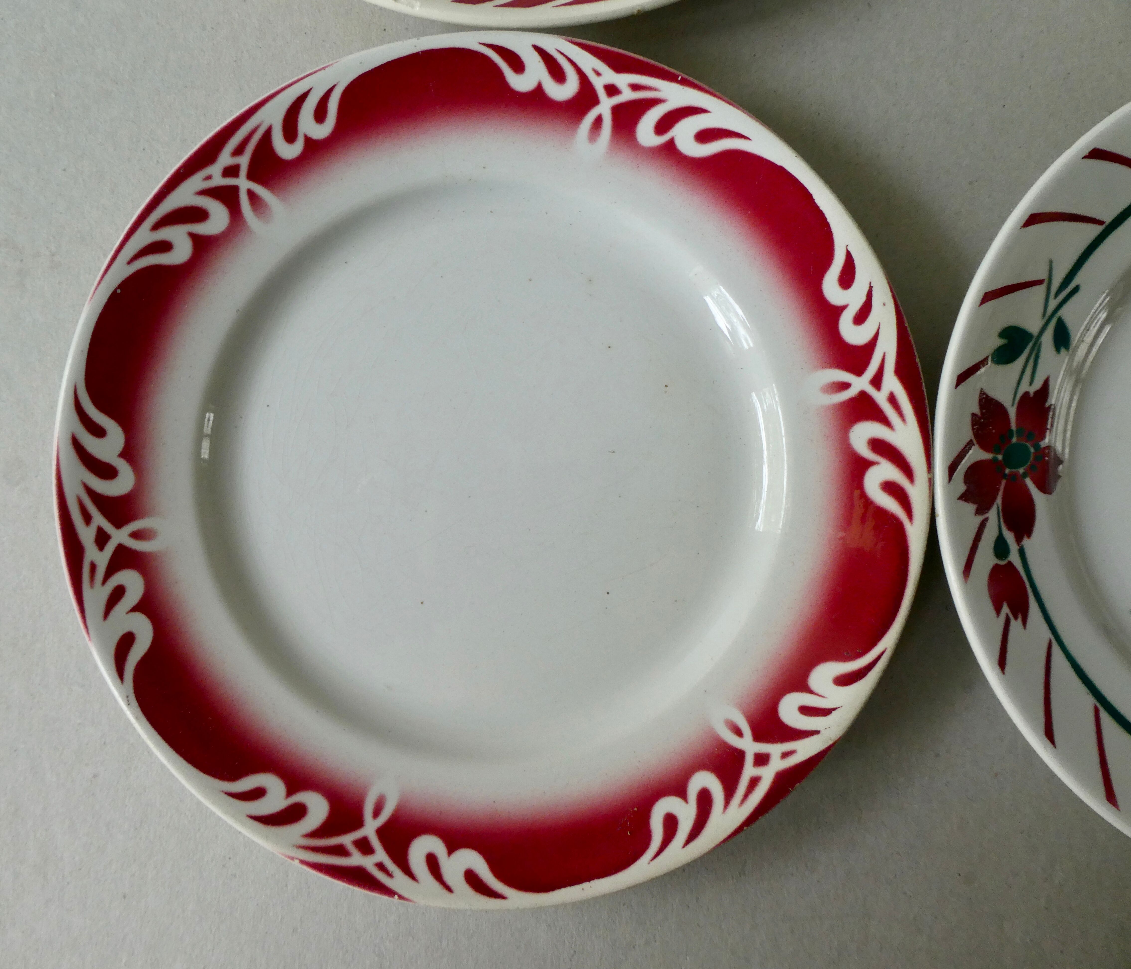 Lot of 6 flat plates, red décor
