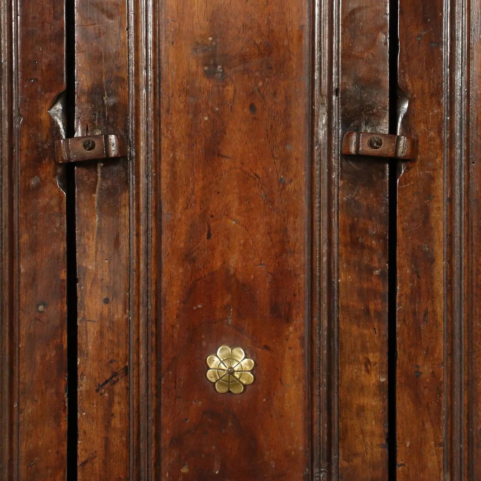 Baroque buffet in walnut and poplar, Italy, 18th century.